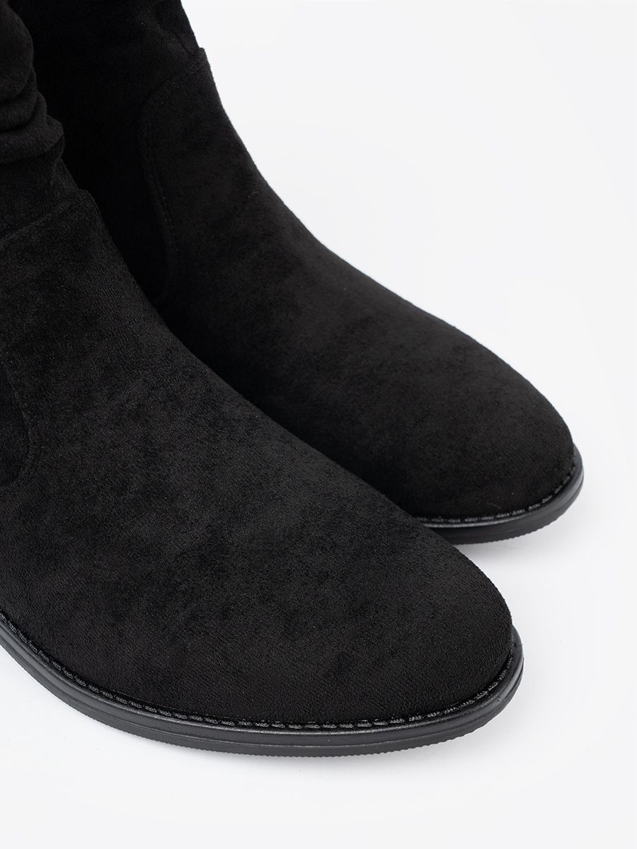 Klassische schwarze Stiefeletten mit gerafftem Schaft