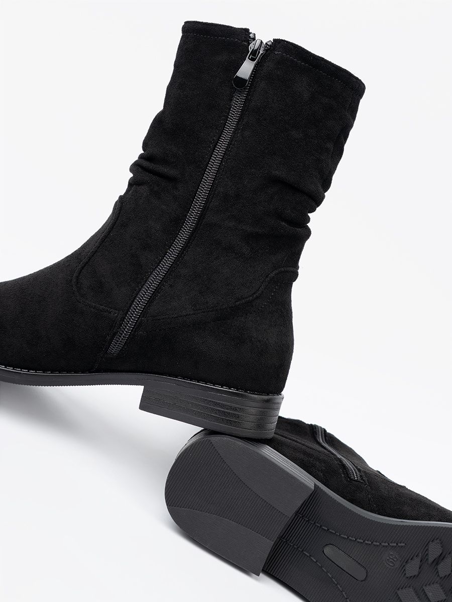 Klassische schwarze Stiefeletten mit gerafftem Schaft