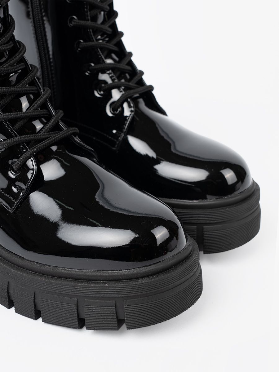 Schwarze lackierte Stiefeletten mit massiver Sohle