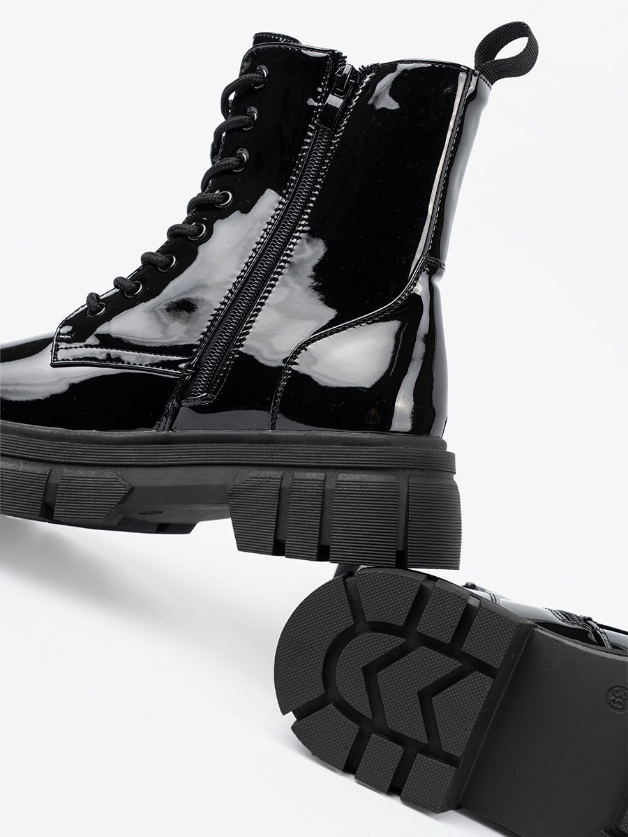 Schwarze lackierte Stiefeletten mit massiver Sohle