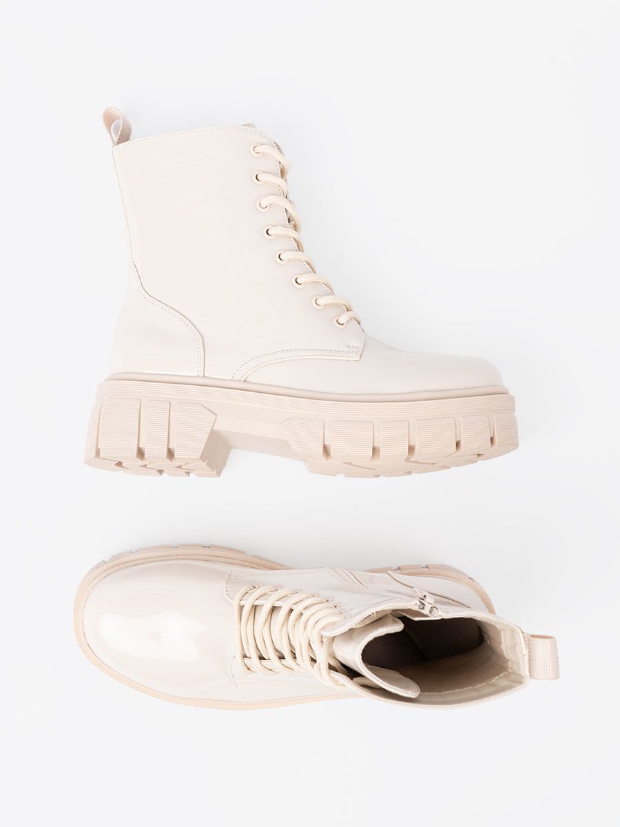 Stylische lackierte Stiefeletten in hellbeige