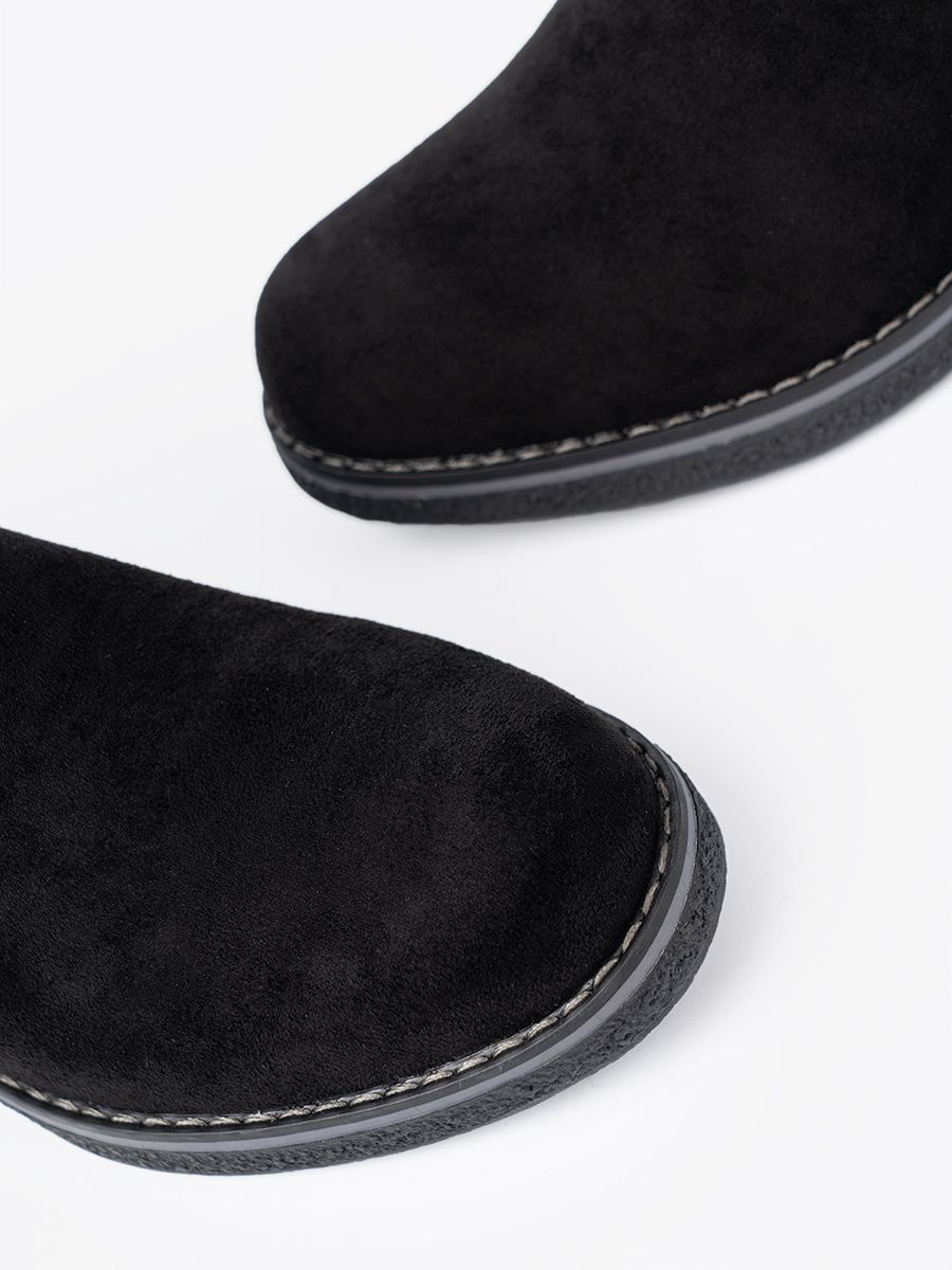 Einfache schwarze Stiefeletten auf bequemem Absatz