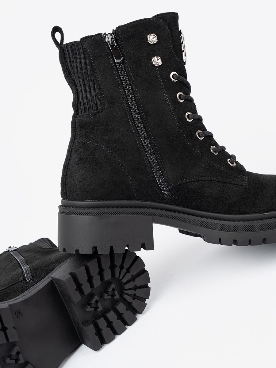 Elegante schwarze Worker mit glitzernden Kristallen