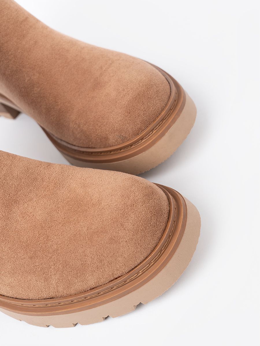 Minimalistische knöchelhohe Stiefelette in Karamell aus weichem Velourslederimitat