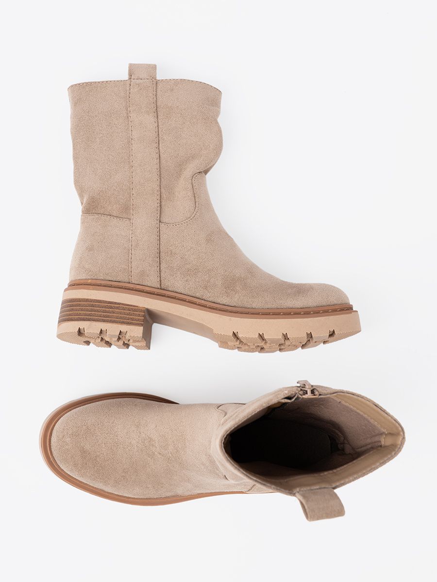 Minimalistische beige Stiefeletten aus weichem Wildleder