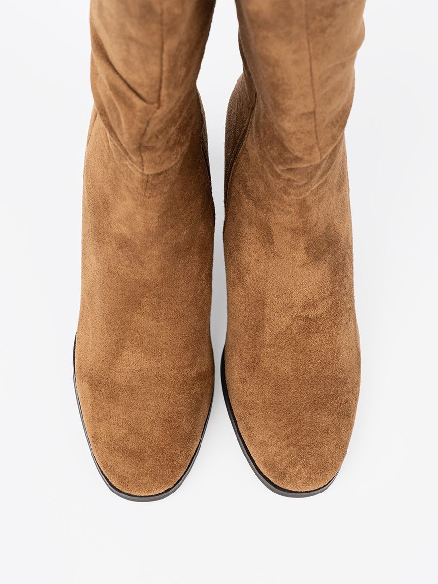 Karamellfarbene Stiefelette mit Raffung und Blockabsatz