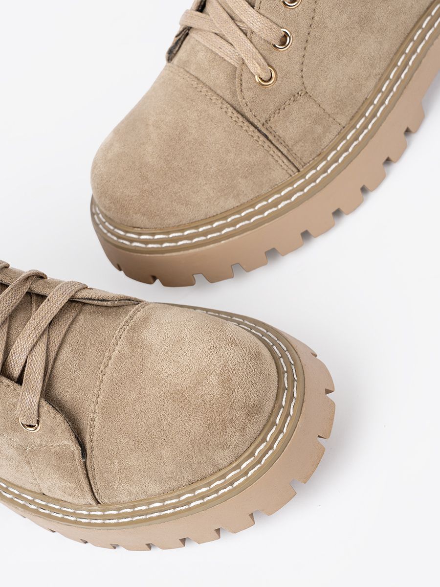 Beige Stiefeletten mit Herz und dicker Sohle