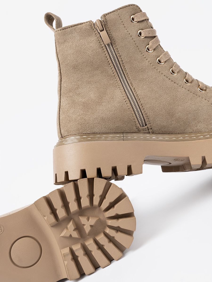 Beige Stiefeletten mit Herz und dicker Sohle