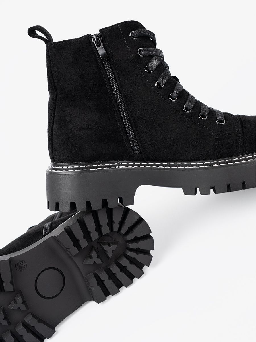 Schwarze Schnür-Stiefeletten mit glänzendem Herzen