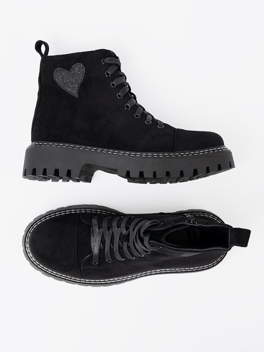Schwarze Schnür-Stiefeletten mit glänzendem Herzen
