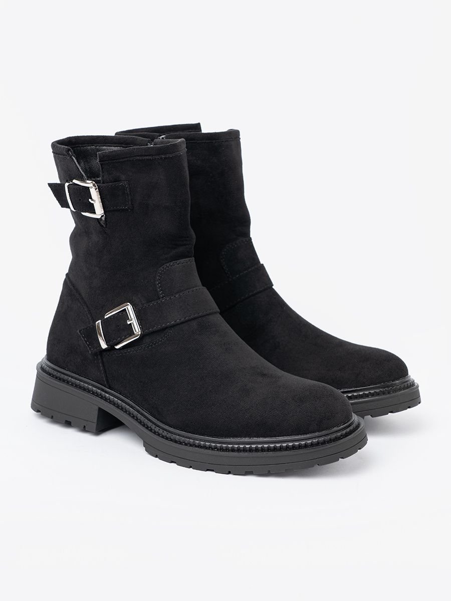 Moderne schwarze Stiefeletten mit silbernen Schnallen