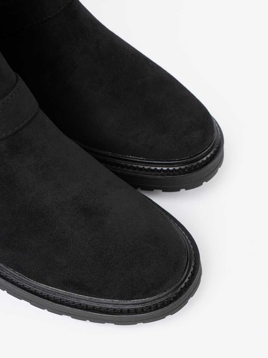 Moderne schwarze Stiefeletten mit silbernen Schnallen