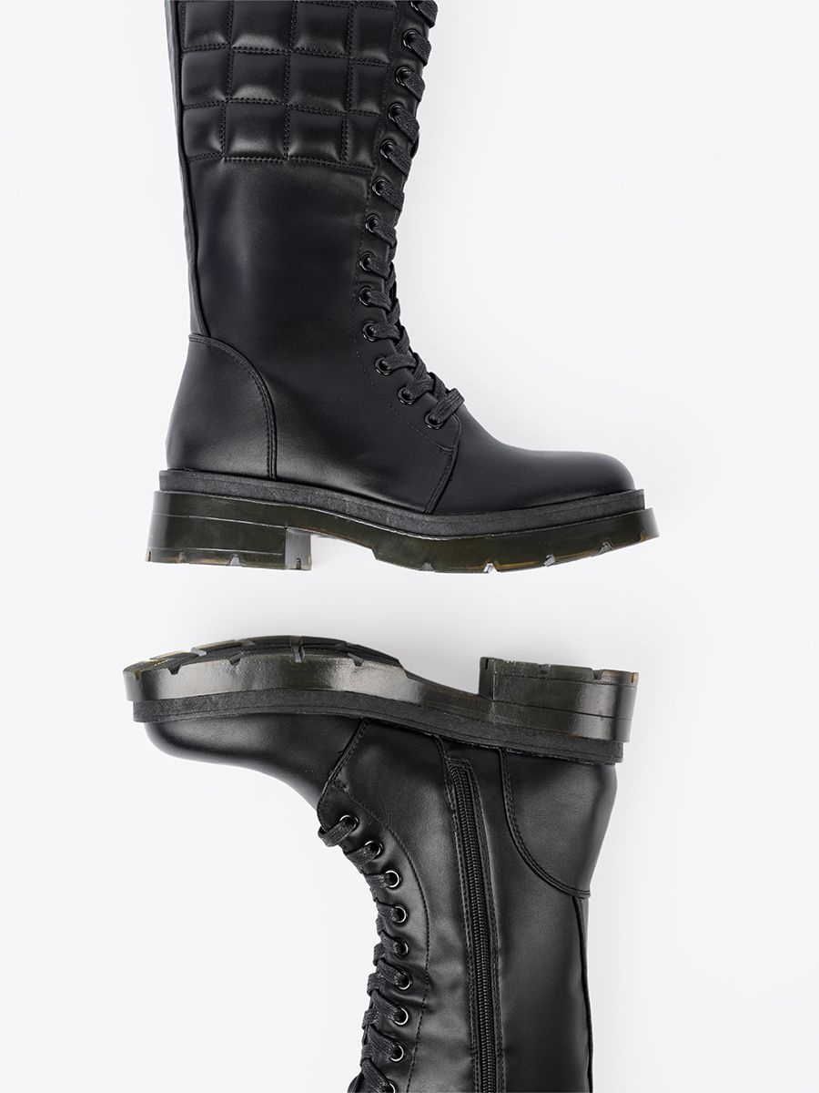 Klassische schwarze Stiefel mit Schnürung und Reißverschluss