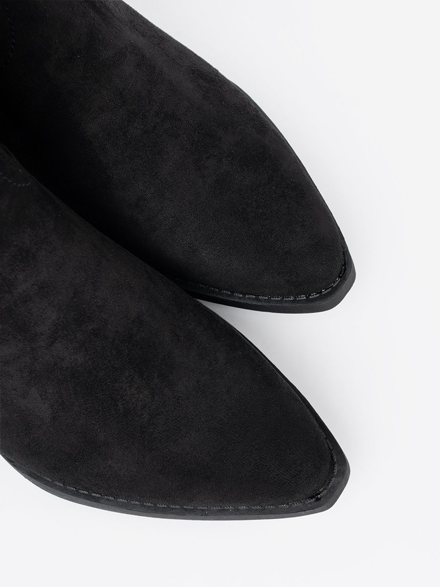 Schwarze Stiefeletten im klassischen Schnitt