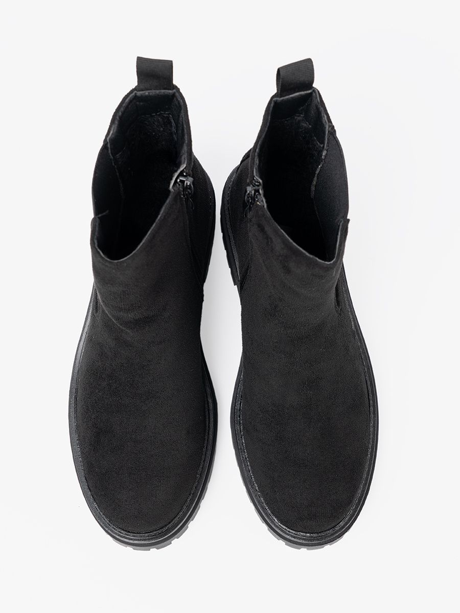 Klassische schwarze Stiefeletten mit dicker Sohle