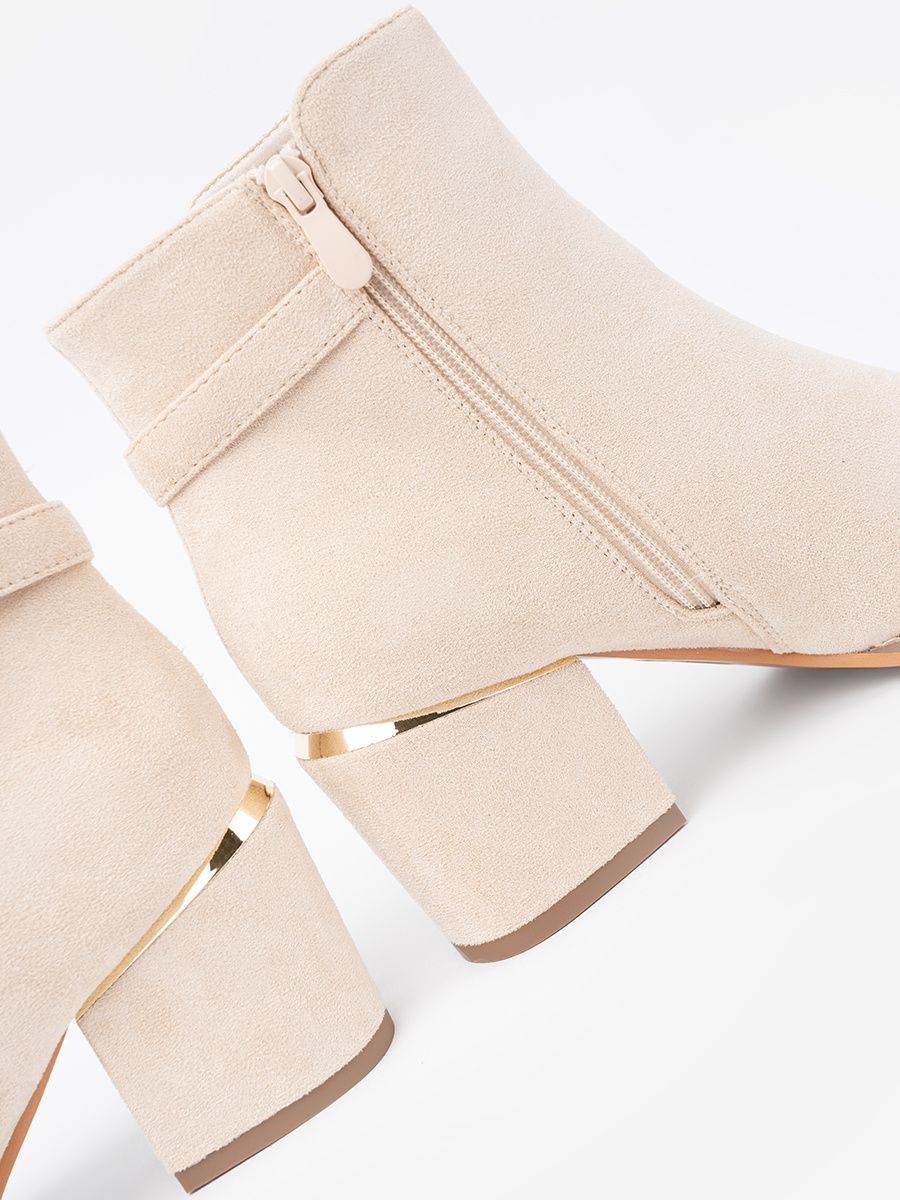 Helle beige Stiefeletten mit Blockabsatz und dekorativer Schnalle