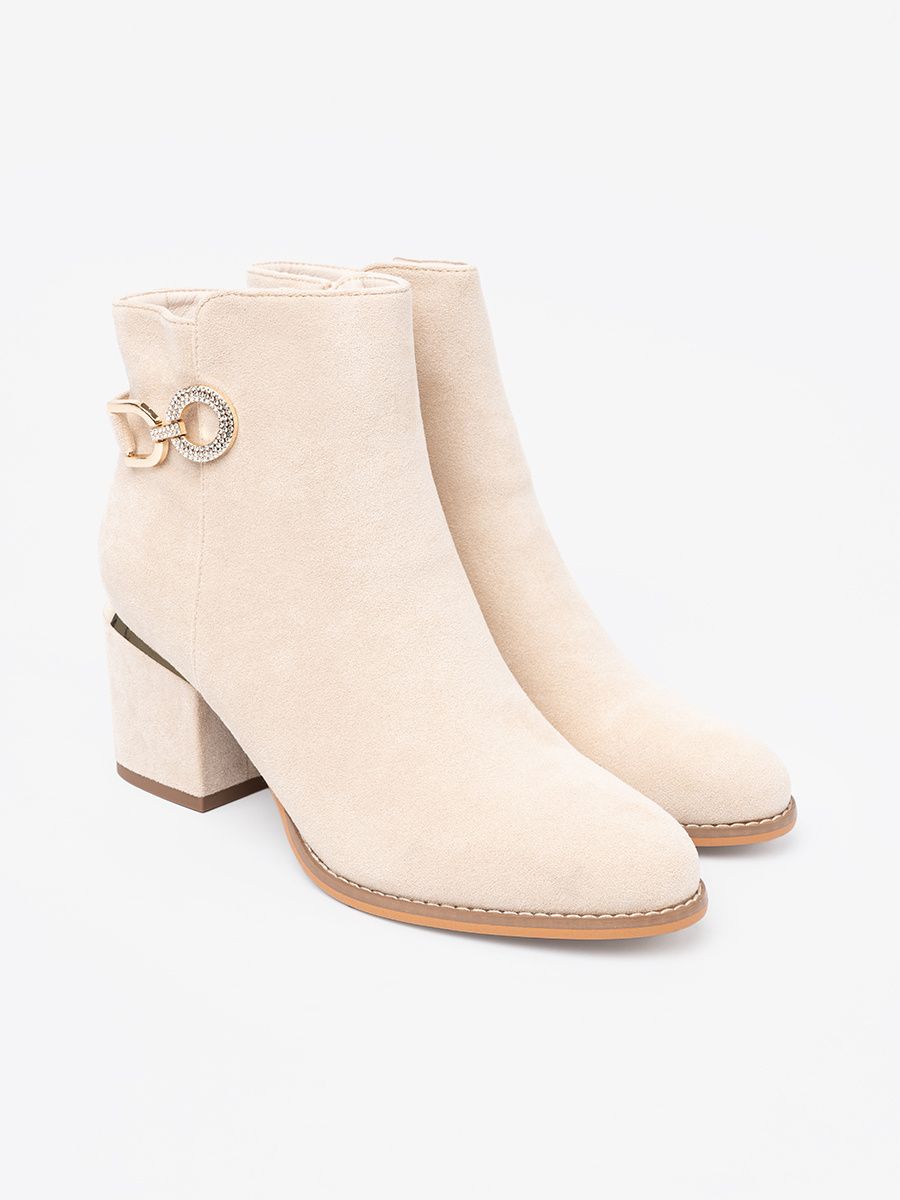 Helle beige Stiefeletten mit Blockabsatz und dekorativer Schnalle