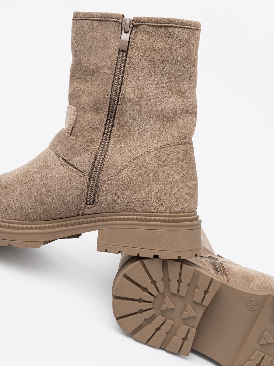 Beige Wildleder Stiefeletten mit dekorativen Schnallen
