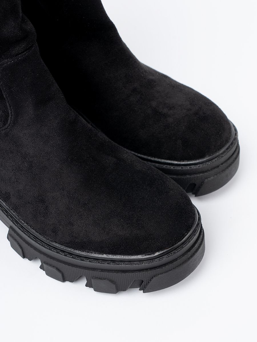 Schwarze Stiefeletten im minimalistischen Design