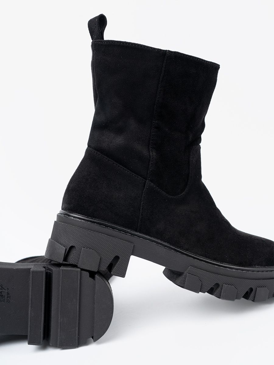 Schwarze Stiefeletten im minimalistischen Design