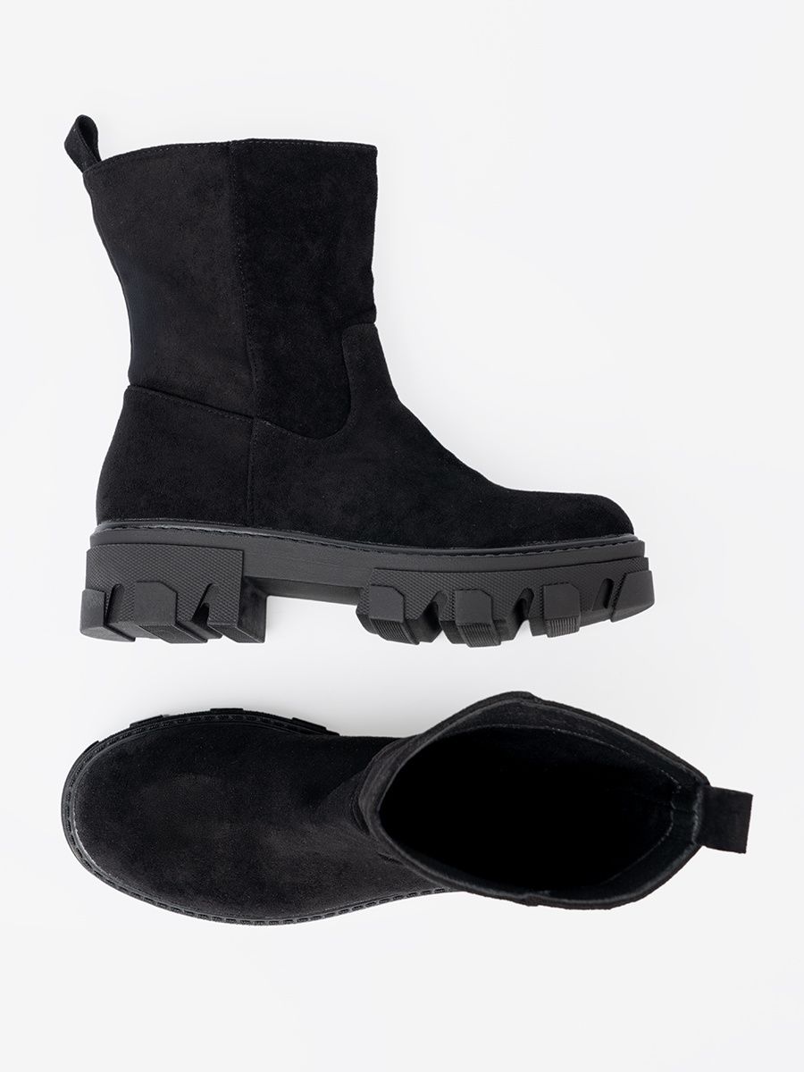 Schwarze Stiefeletten im minimalistischen Design