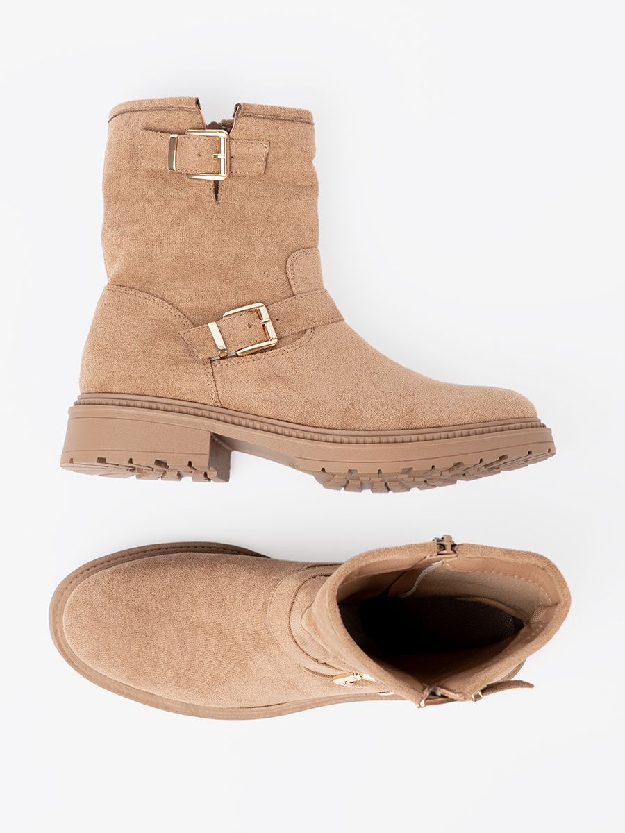 Karamellfarbene Stiefelette mit goldenen Zierschnallen