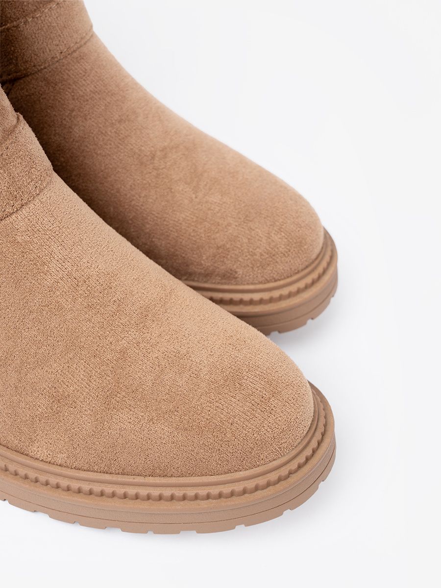 Karamellfarbene Stiefelette mit goldenen Zierschnallen