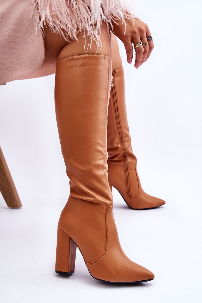 Klassische braune Stiefel mit Blockabsatz aus Kunstleder