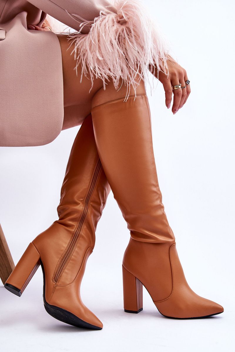 Klassische braune Stiefel mit Blockabsatz aus Kunstleder