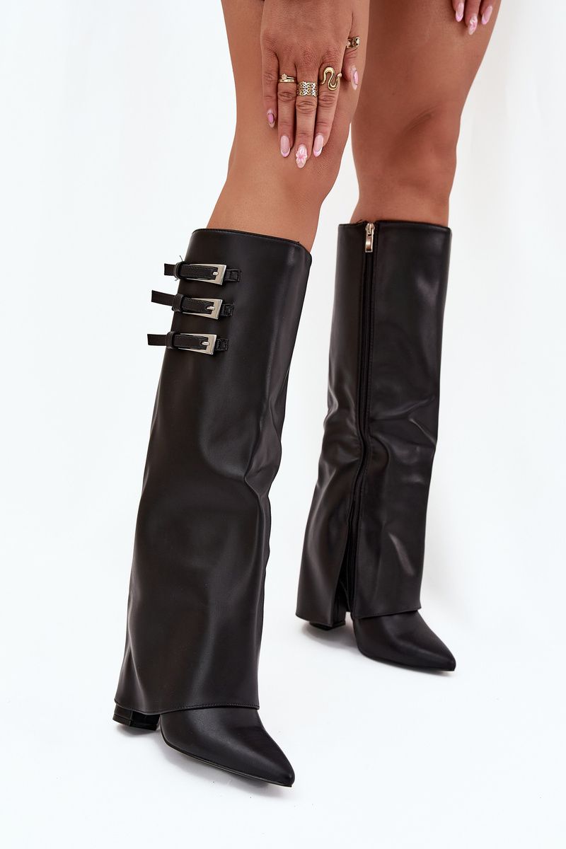 Schwarze Stiefel mit Blockabsatz, umgeschlagenem Schaft und Riemen mit Schnallen