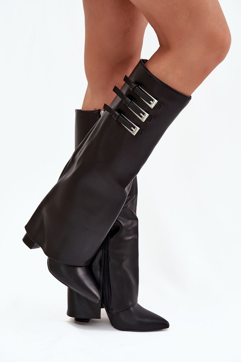 Schwarze Stiefel mit Blockabsatz, umgeschlagenem Schaft und Riemen mit Schnallen