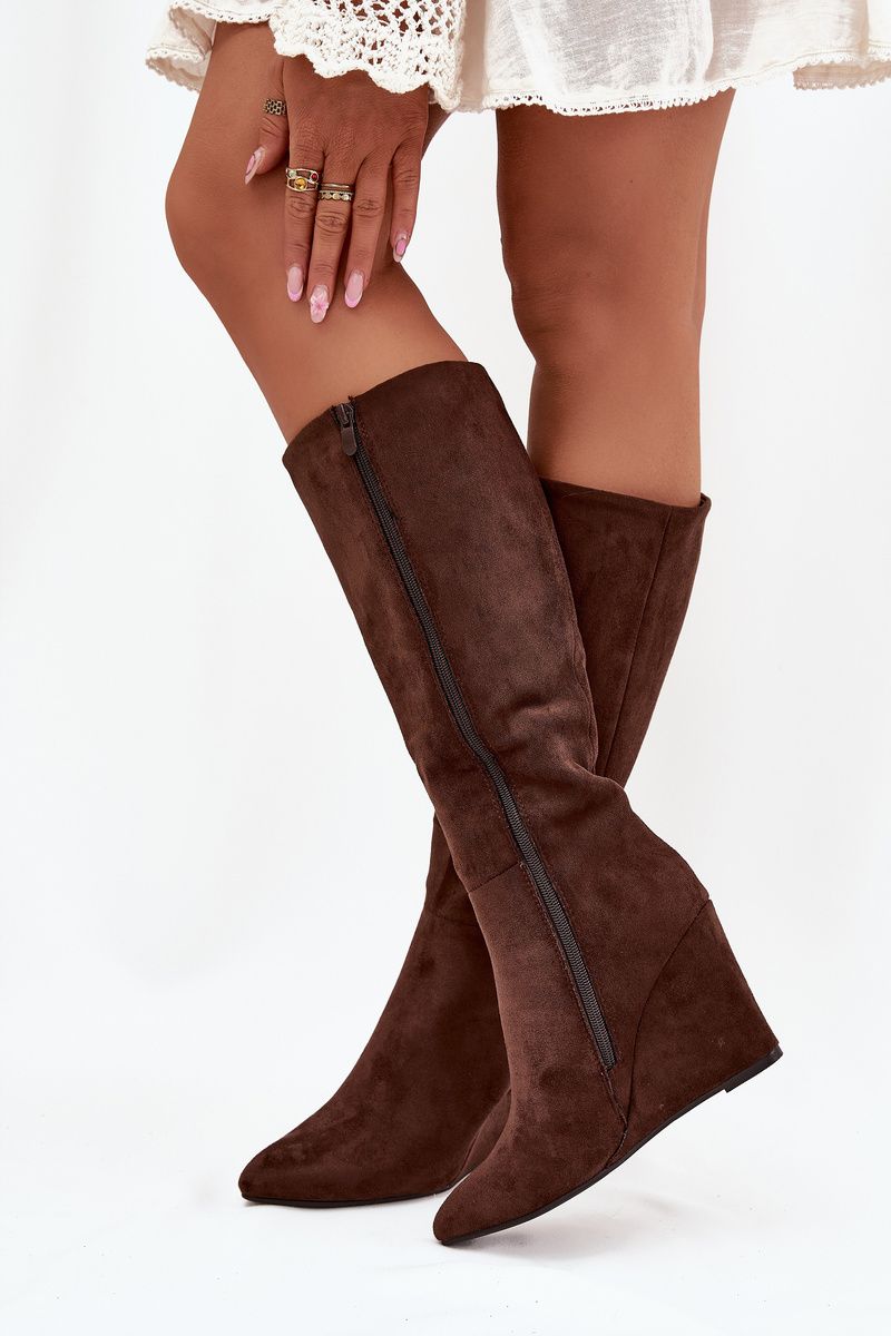 Gefütterte braune Stiefel mit Keilabsatz aus Wildlederimitat