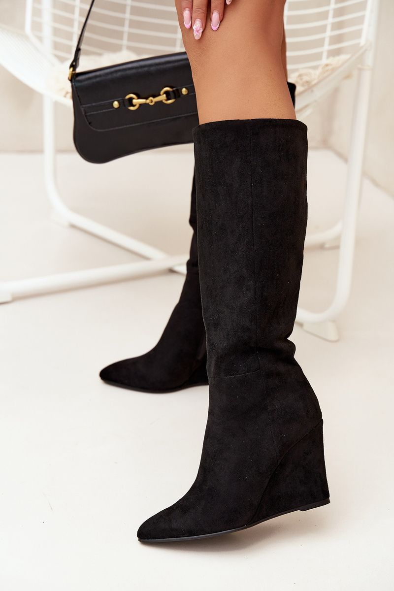 Gefütterte schwarze Stiefel mit Keilabsatz