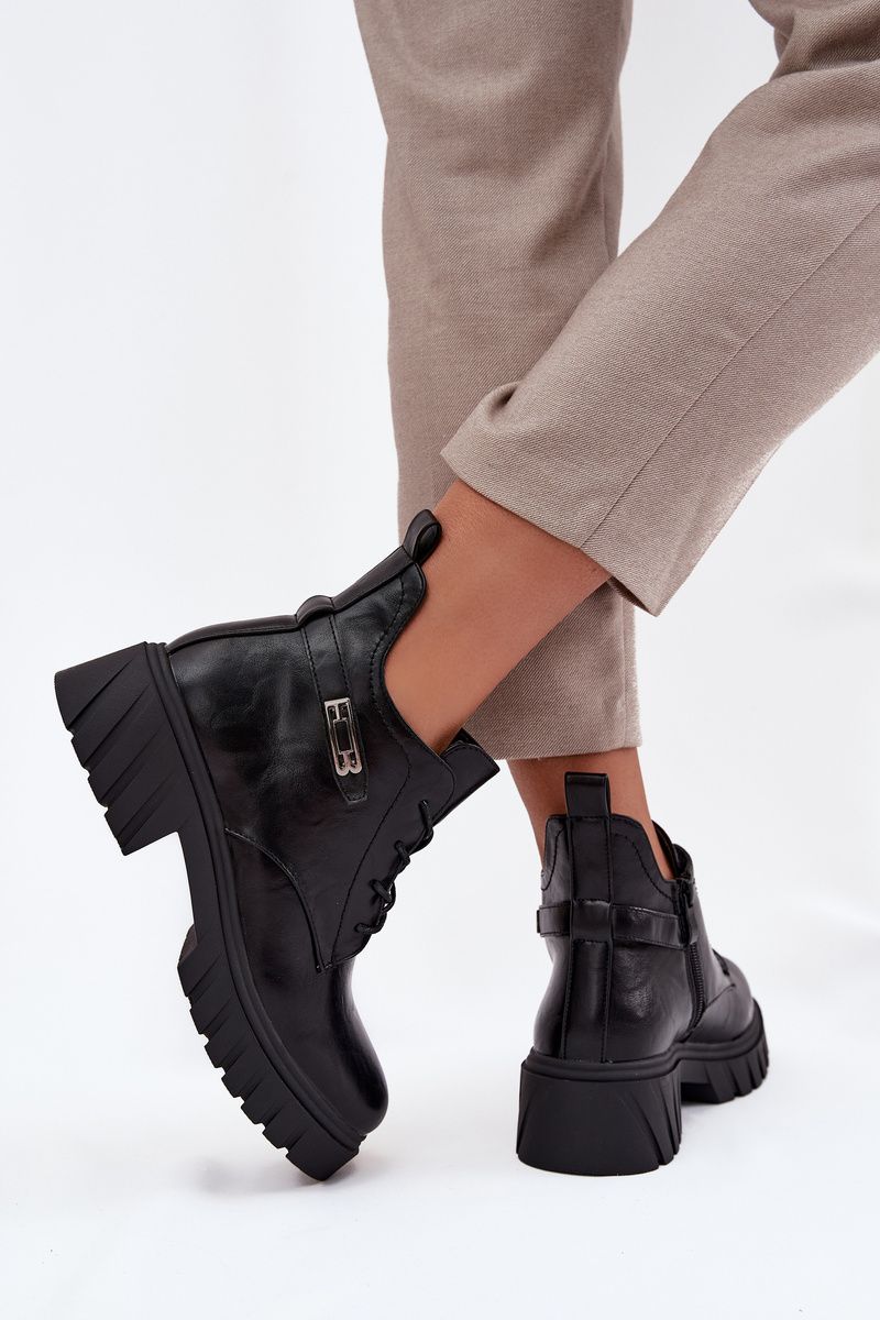 Niedrige gefütterte Stiefelette mit Blockabsatz und Zierband schwarz