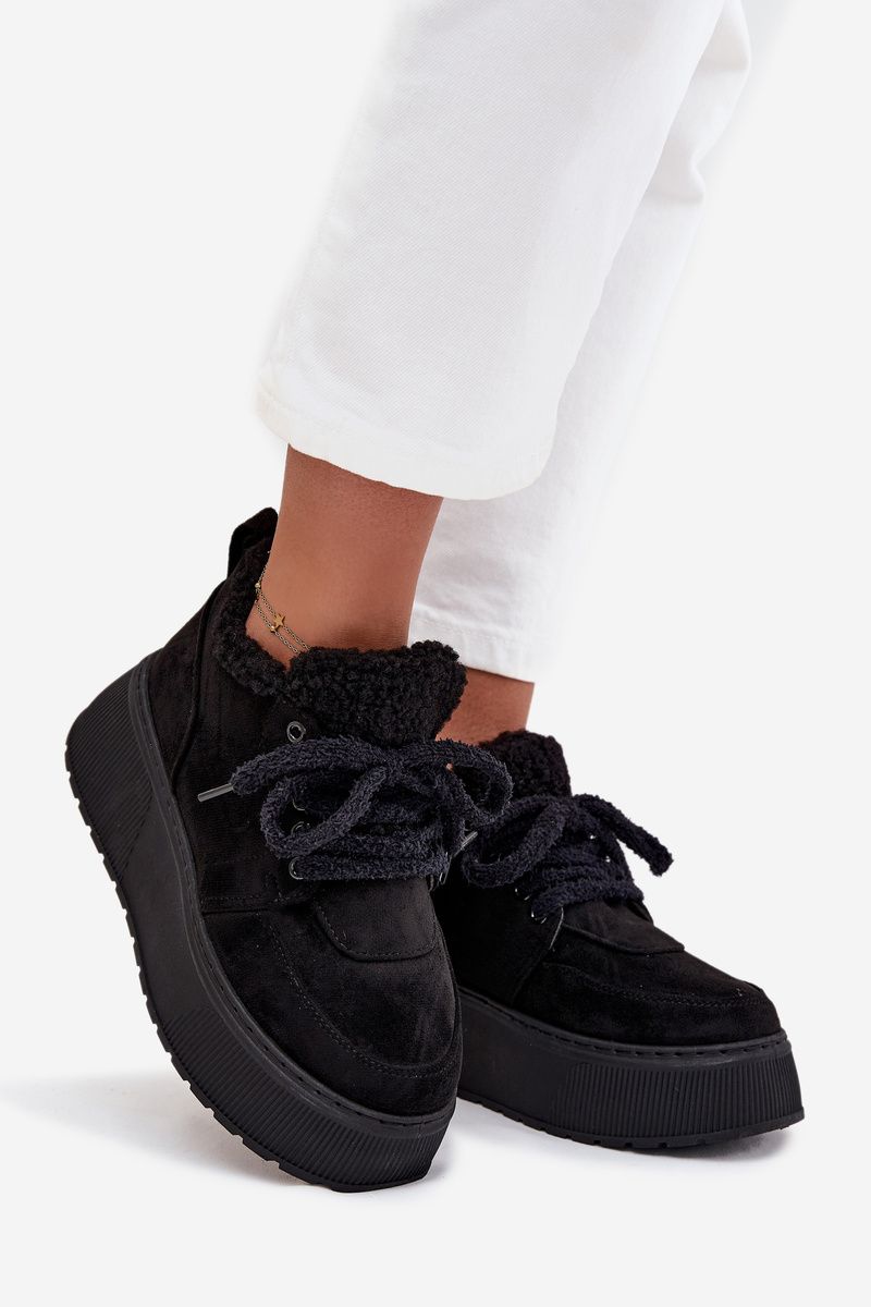 Schwarze Snowboots mit Lammfell auf Plateausohle