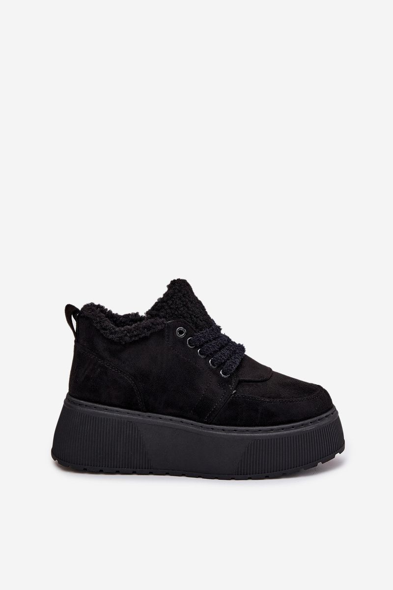 Schwarze Snowboots mit Lammfell auf Plateausohle