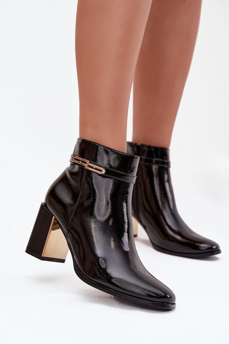 Lackierte Stiefelette mit Blockabsatz und Riemen – Schwarz