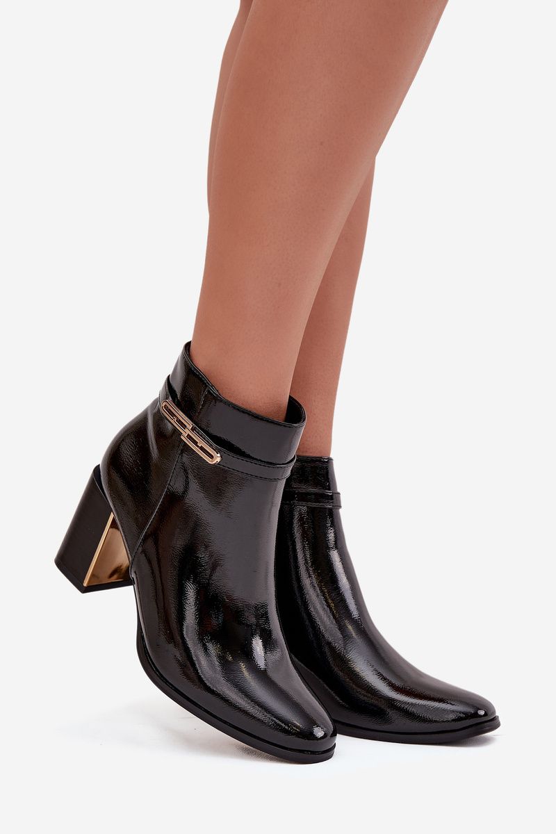 Lackierte Stiefelette mit Blockabsatz und Riemen – Schwarz