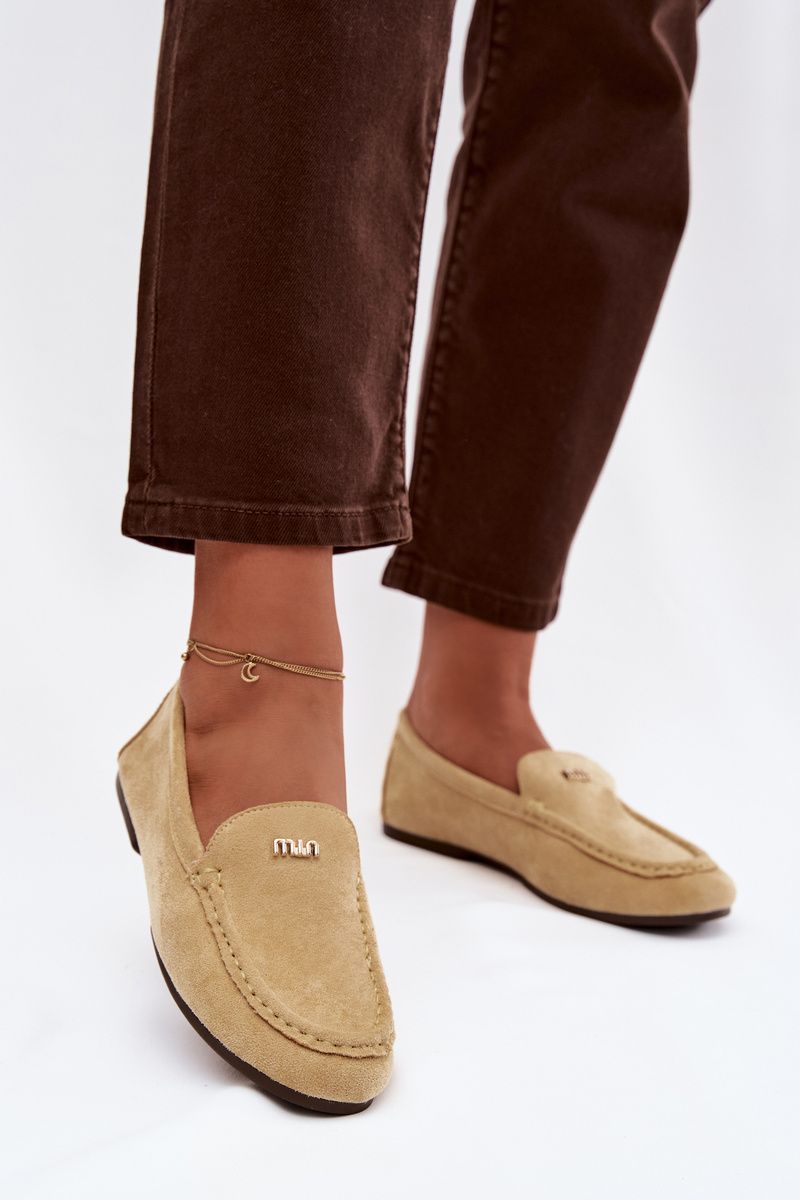 Gelbe Mokassins aus Wildlederimitat mit goldenem Detail