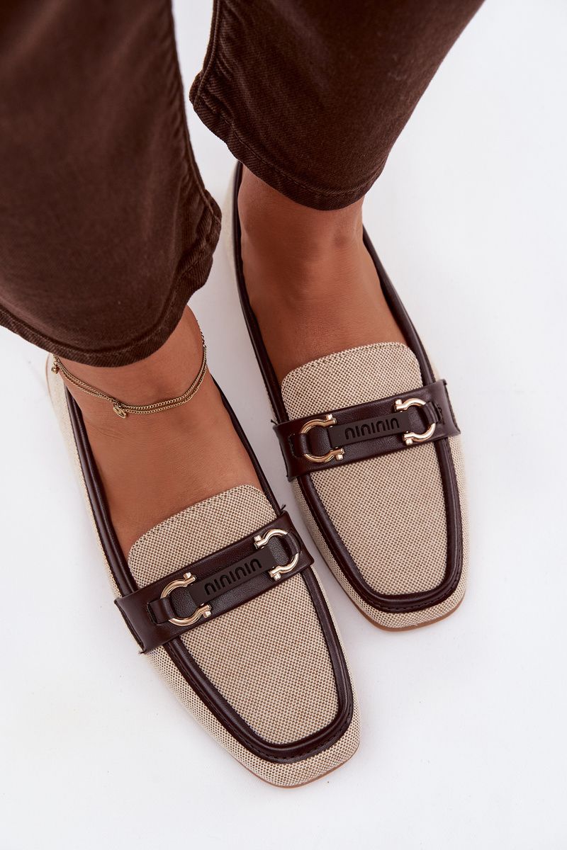 Braun-beige Mokassin aus Textil mit Zierelement
