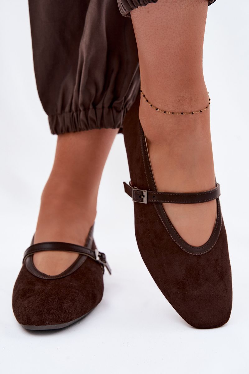 Braune Ballerinas mit Riemen aus Velourslederimitat