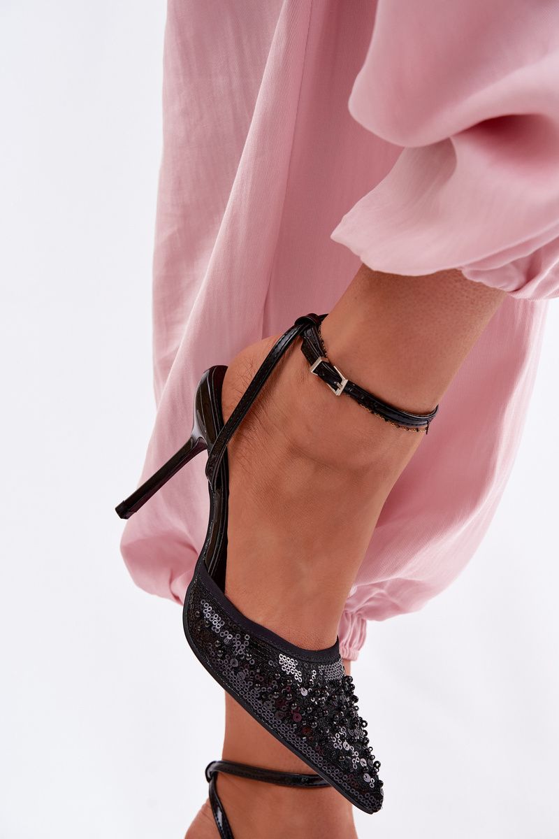 Schwarze Sandale mit Stiletto-Absatz und Verzierungen