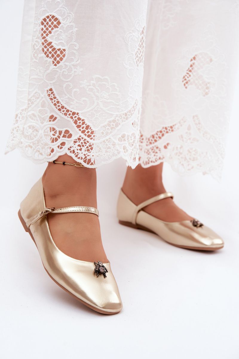 Ballerina mit Riemen und Schmuckdetail aus goldfarbenem Kunstleder