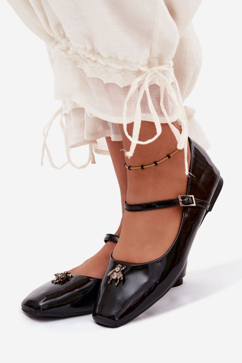 Lackierte Ballerinas mit Riemen und Zierapplikation aus Kunstleder, schwarz