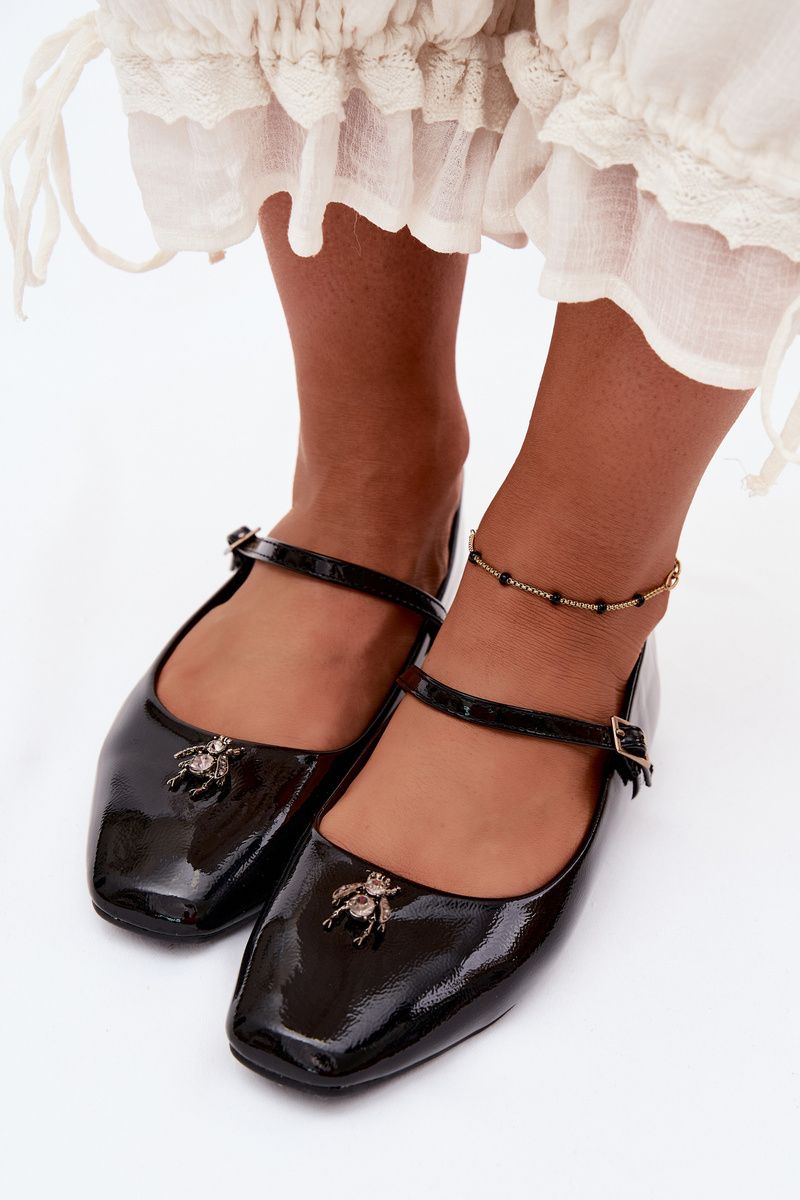 Lackierte Ballerinas mit Riemen und Zierapplikation aus Kunstleder, schwarz