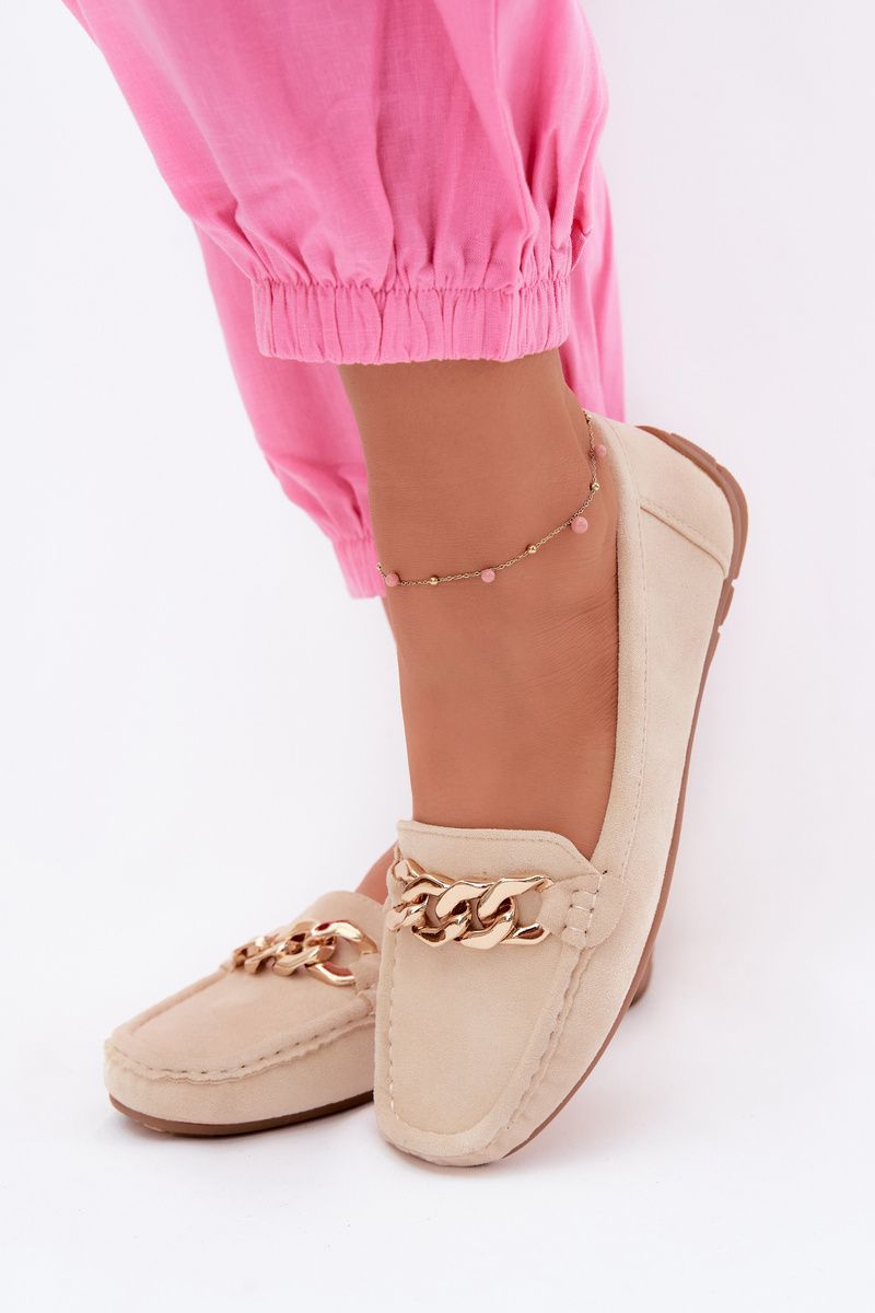 Beige Mokassins mit goldener Kette aus Wildlederimitat