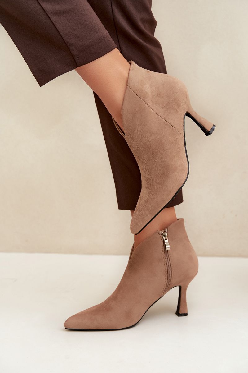 Beige Stiefelette mit schlankem Absatz und spitzer Kappe
