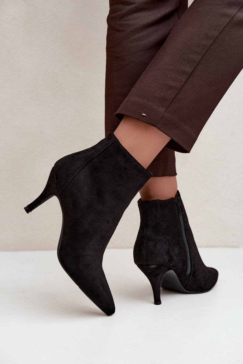 Stiefelette mit Stiletto-Absatz aus schwarzem Kunstveloursleder