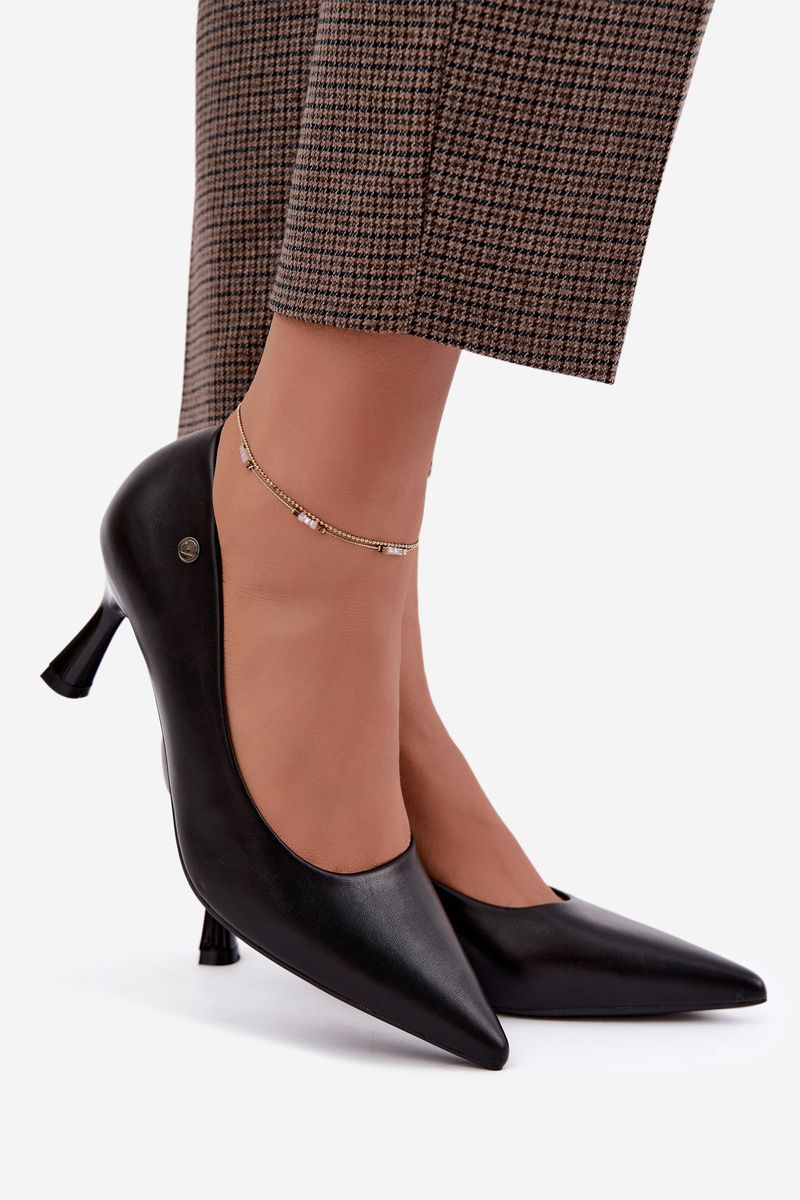 Schwarze Pumps mit schlankem Absatz aus Kunstleder