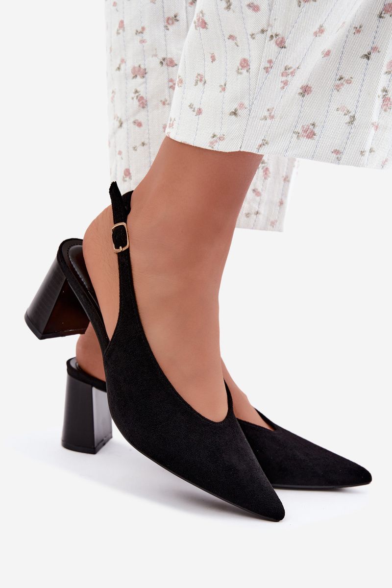 Schwarze Pumps mit offener Ferse und Blockabsatz